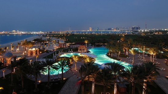 Emirates Palace - widok na ogród, plażę i Abu Dhabi
