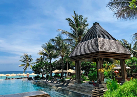 The Ritz-Cartlotn Bali basen przy plaży