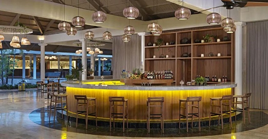 Bar w lobby Melia Caribe Beach Resort