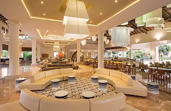 Lobby z barem w Ocean Blue & Sand by H10 